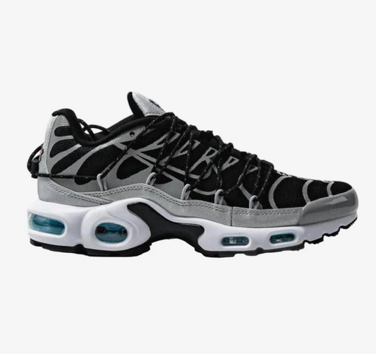 NIKE AIR MAX PLUS
LACE TOGGLE
UTILITY BLACK
GREY